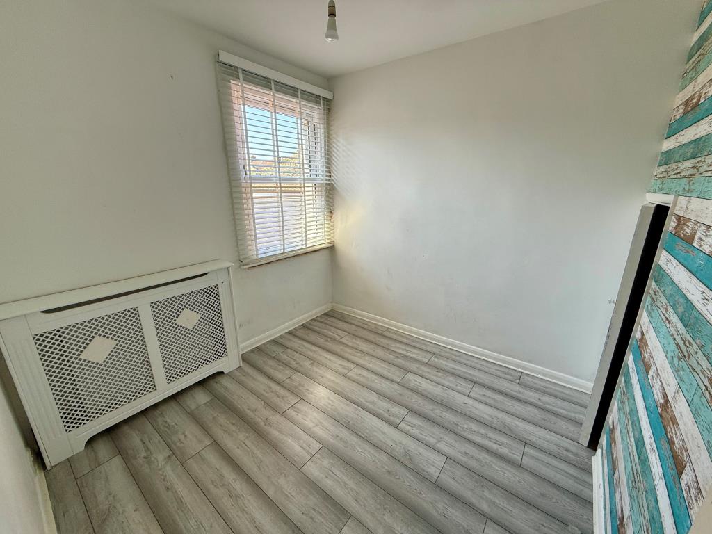Lot: 23 - VACANT FOUR-BEDROOM HOUSE - Bedroom two